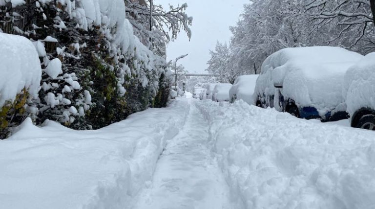 Χιόνι άνευ προηγουμένου στο Μόναχο! Χωρίς ρεύμα χιλιάδες σπίτια – Xάος στα αεροδρόμια