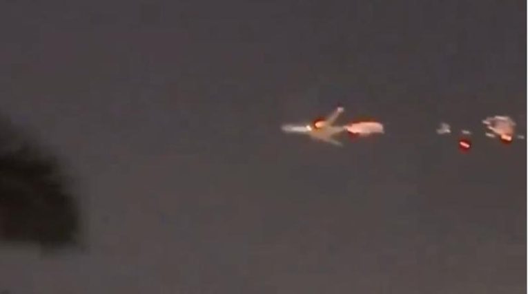 Τρόμος με αεροπλάνο που έπιασε φωτιά στον αέρα λίγο μετά την απογείωση! (βίντεο)