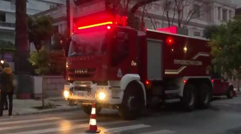 Άμεση κινητοποίηση της Πυροσβεστικής για φωτιά σε αποθήκη στο Μέγαρο Μαξίμου! (φωτό & βίντεο)