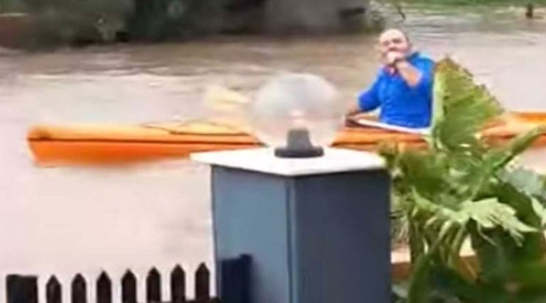 Βίντεο με άντρα να κάνει κανό σε πλημμυρισμένο δρόμο με φόντο τη γέφυρα Ρίου – Αντιρρίου