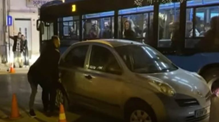 Απίθανο περιστατικό: Σήκωσαν αυτοκίνητο στα χέρια για να περάσει το λεωφορείο! (βίντεο)