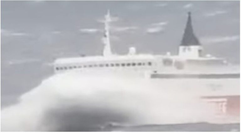 Το Fast Ferries Andros «σκεπάζεται» από τα κύματα στο δρομολόγιο για Ραφήνα (βίντεο)