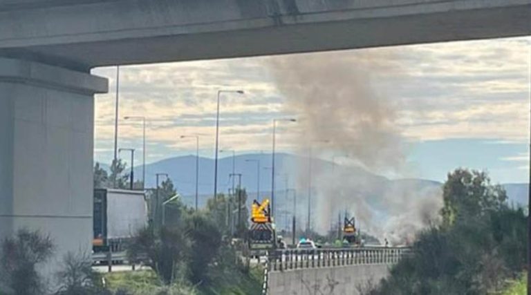 Αυτοκίνητο τυλίχθηκε στις φλόγες μετά την έξοδο Παιανίας στην Αττική Οδό στο ρεύμα προς Αεροδρόμιο!