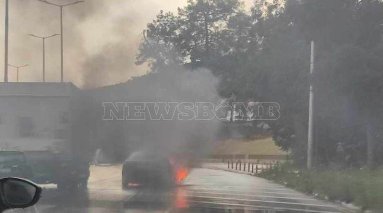 Αυτοκίνητο τυλίχθηκε στις φλόγες στον Σκαραμαγκά – Διακοπή κυκλοφορίας στη Εθνική Οδό Αθηνών – Κορίνθου! (φωτό)