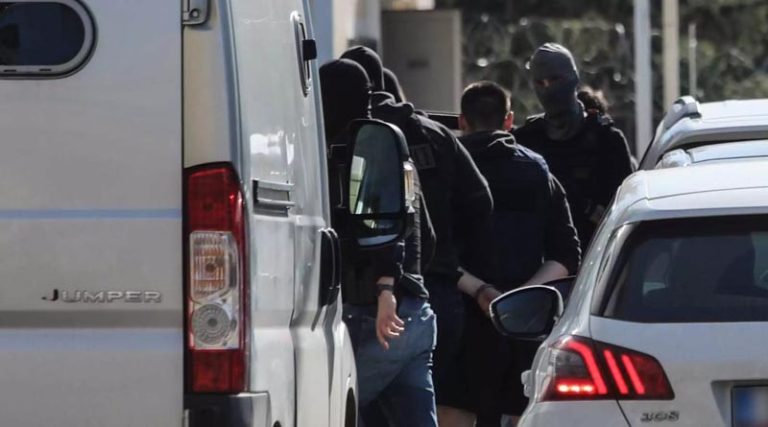 Δύο συλλήψεις και πέντε ακόμη ταυτοποιήσεις για την οργάνωση που εμπλέκεται στις δολοφονίες Σκαφτούρου και Ρουμπέτη – Ξεδιπλώνεται η υπόθεση της Greek Mafia