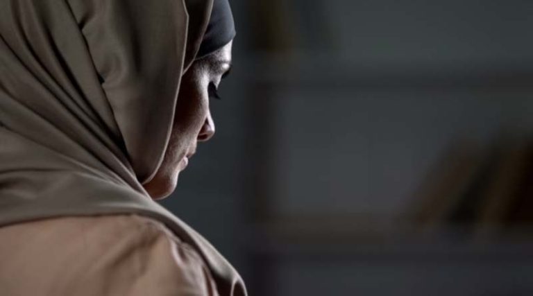 Γυναίκα καταδικάστηκε σε 74 μαστιγώσεις επειδή δεν φορούσε την ισλαμική μαντίλα