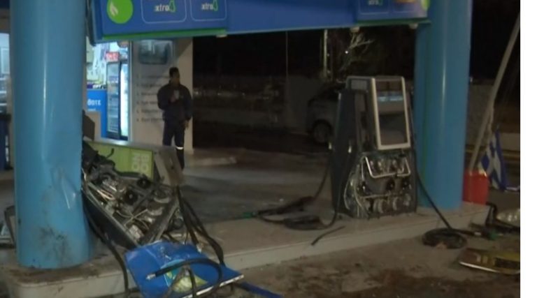 Βούλα: Τζιπ έπεσε πάνω σε βενζινάδικο και το ισοπέδωσε! (φωτό & βίντεο)