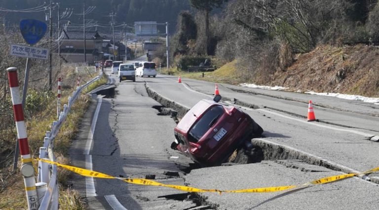 Μεγαλώνει ο τραγικός απολογισμός από το σεισμό στην Ιαπωνία – Στους 30 οι νεκροί, τεράστιες οι καταστροφές