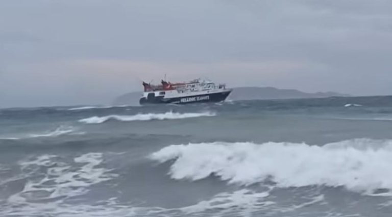 Συγκλονιστικό βίντεο με πλοίο να παλεύει με τεράστια κύματα
