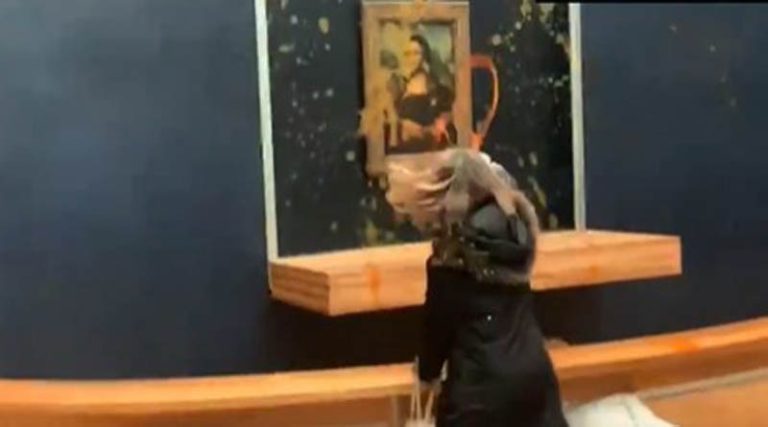 Δύο γυναίκες πέταξαν σούπα στην Μόνα Λίζα στο Μουσείο του Λούβρου! (βίντεο)