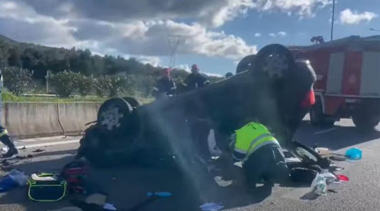 Τραγωδία: Νεκρός οδηγός έπειτα από ανατροπή αυτοκινήτου στην Ιόνια Οδό (φωτό & βίντεο)