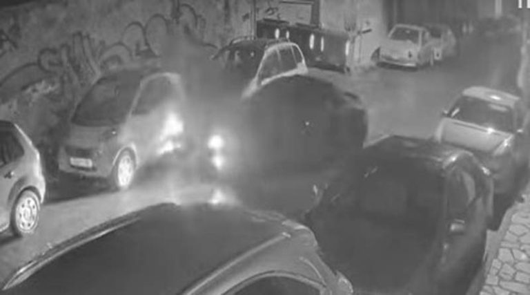 Αυτοκίνητο ανατράπηκε μετά από σύγκρουση με σταθμευμένα οχήματα (βίντεο)
