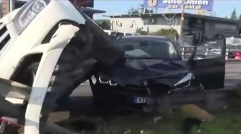 Σοκαριστικό τροχαίο στη Λ. Μαρκοπούλου – Το ένα αυτοκίνητο “καβάλησε” το άλλο! (φωτό & βίντεο)