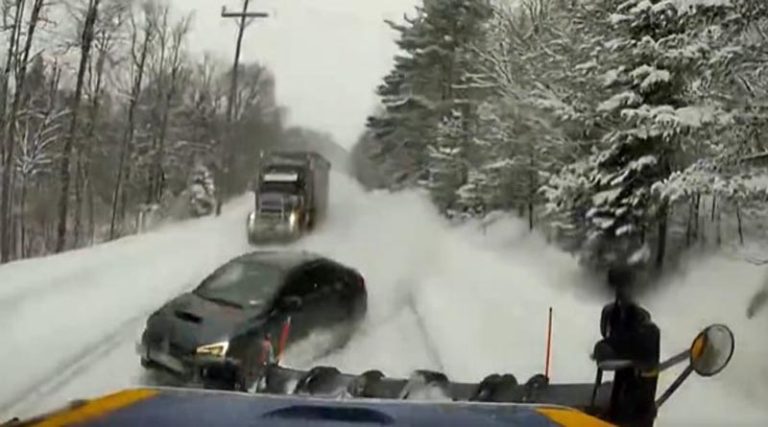 Αυτοκίνητο έκανε προσπέραση σε χιονισμένο δρόμο και «καρφώθηκε» σε εκχιονιστικό! (βίντεο)