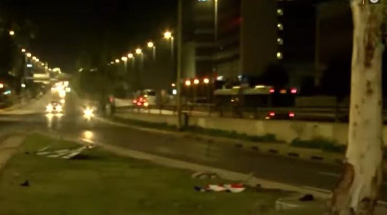 Σοκαριστικό τροχαίο δυστύχημα στη Συγγρού- Μοτοσικλέτα έπεσε σε νησίδα, τυλίχθηκε στις φλόγες (βίντεο)