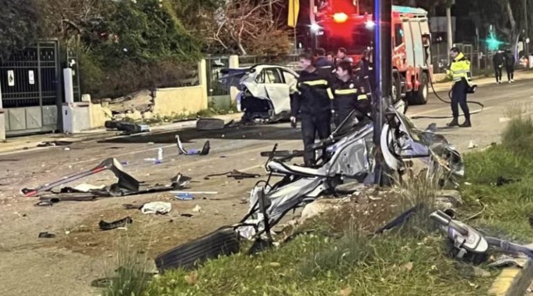Σοκάρουν οι εικόνες από το τροχαίο με τους δύο νεκρούς στη Βάρης Κορωπίου – Κόπηκε στη μέση αυτοκίνητο!
