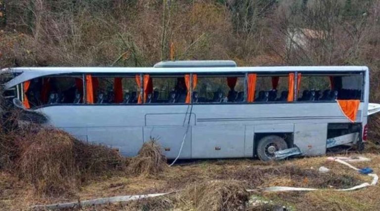 “Σωθήκαμε από 2- 3 μικρά δέντρα” – Νέα ντοκουμέντα από το τροχαίο με τουριστικό λεωφορείο που μετέφερε Έλληνες στη Βουλγαρία (βίντεο)