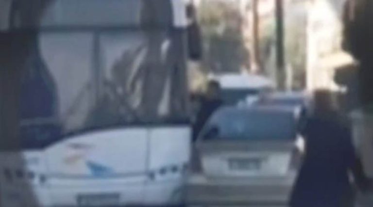 Απίστευτο περιστατικό: Οδηγός λεωφορείου έδειρε οδηγό ΙΧ στη μέση του δρόμου! (βίντεο)