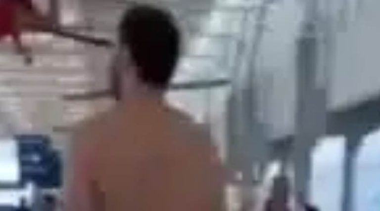 Σοκ με άνδρα που κυκλοφορούσε γυμνός μέσα σε αεροδρόμιο!