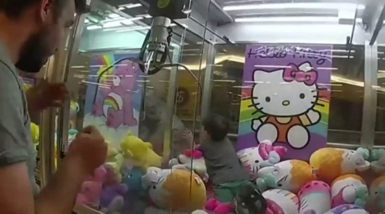 Απίθανο περιστατικό: Αγοράκι τριών ετών «τρύπωσε» σε μηχάνημα με λούτρινα κουκλάκια! (βίντεο)