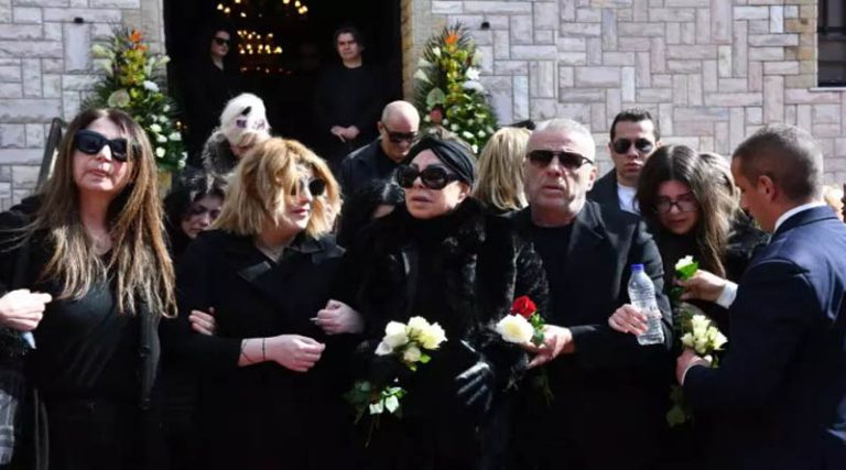 Σπαραγμός στην κηδεία της μητέρας της Άντζελας Δημητρίου- Τα δάκρυα της Όλγας Κιουρτσάκη και η απουσία του γαμπρού