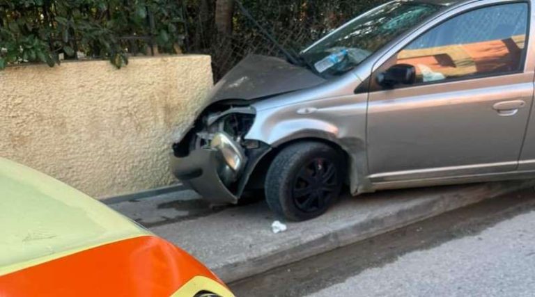 Αρτέμιδα: Αυτοκίνητο καρφώθηκε σε μάντρα σπιτιού! (φωτό)