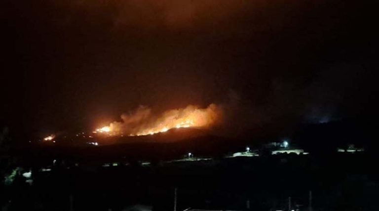 Μαίνεται η μεγάλη φωτιά στην Ζάκυνθο – Ενισχύονται οι δυνάμεις της Πυροσβεστικής