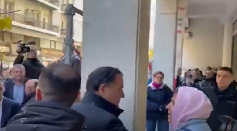 Ένταση με τον Άδωνι Γεωργιάδη έξω από το υπουργείο Υγείας με “γαλλικά” και καφέδες! (φωτό & βίντεο)