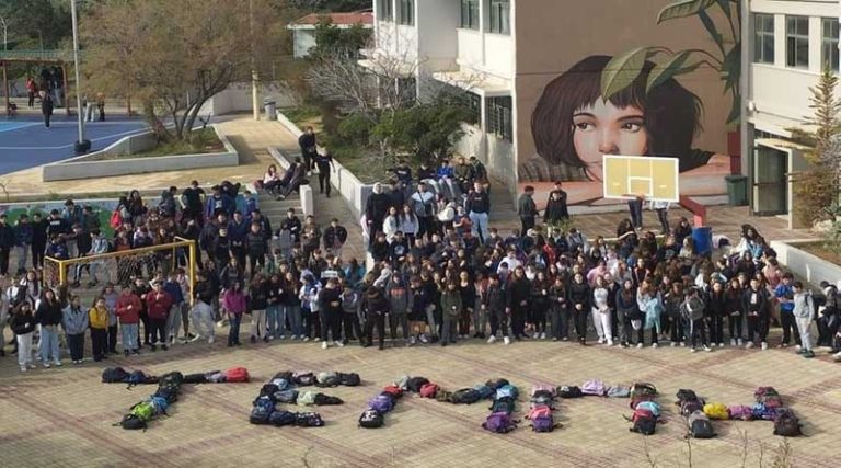 Ραφήνα: Οι μαθητές του Γυμνασίου τίμησαν τα 57 θύματα των Τεμπών (φωτό)