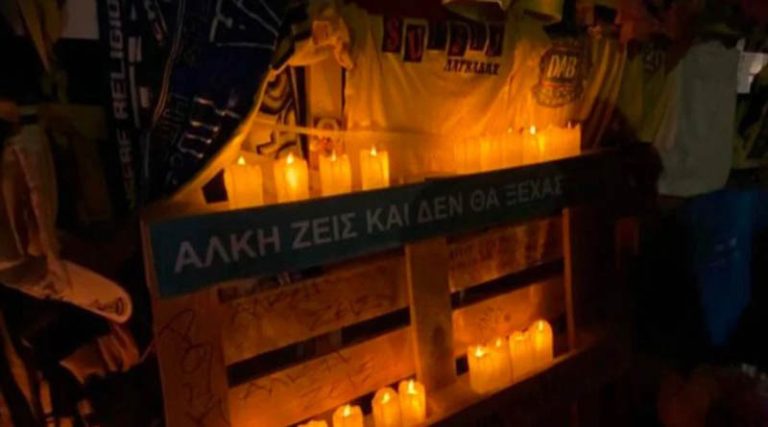 Άλκης Καμπανός: Δύο χρόνια από την δολοφονία του – Άναψαν 19 κεριά στο σημείο που έπεσε νεκρός