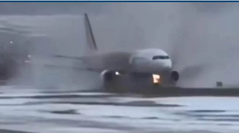 Επεισοδιακή προσγείωση αεροπλάνου με 179 επιβάτες μέσα στις λάσπες και τον πάγο!