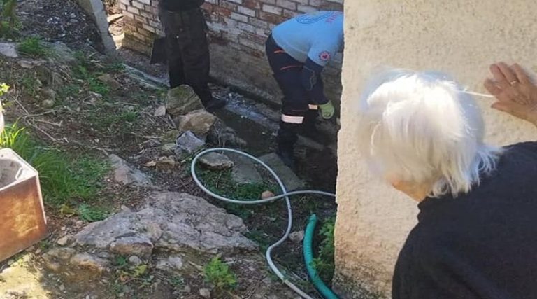 Υπάρχει ακόμη ανθρωπιά – Εθελοντές καθάρισαν σπίτι 93χρονης και της πήγαν ξύλα να ζεσταθεί