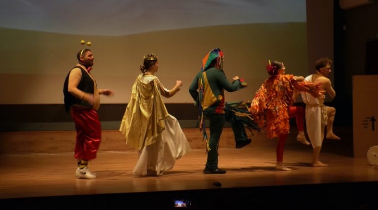 “Ο Λούλης ταξιδεύει στην Αρχαία Ελλάδα” της Ρένας Σιγάλα σε σκηνοθεσία Βάσως Γουλιελμάκη στο Από Κοινού θέατρο