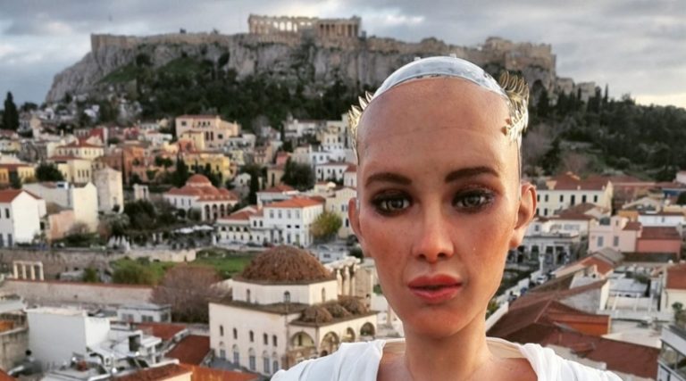 Στην Αθήνα η Σοφία, το διάσημο ρομπότ με τεχνητή νοημοσύνη – Φωτογραφήθηκε με φόντο την Ακρόπολη
