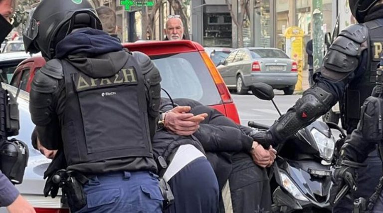 Συνελήφθησαν δύο άτομα στην Ιουλιανού – Βρέθηκαν όπλα στο όχημά τους!