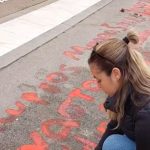 Τέμπη: Φοιτητές ξαναγράφουν τα ονόματα των 57 θυμάτων του δυστυχήματος μπροστά από την Βουλή