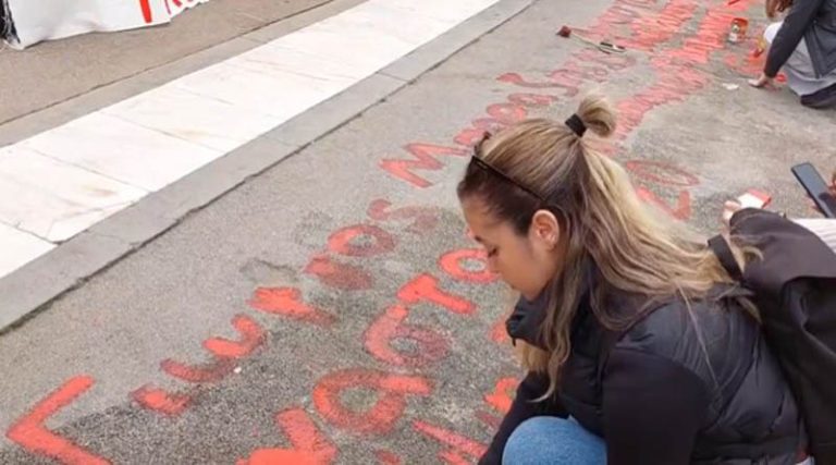 Τέμπη: Φοιτητές ξαναγράφουν τα ονόματα των 57 θυμάτων του δυστυχήματος μπροστά από την Βουλή