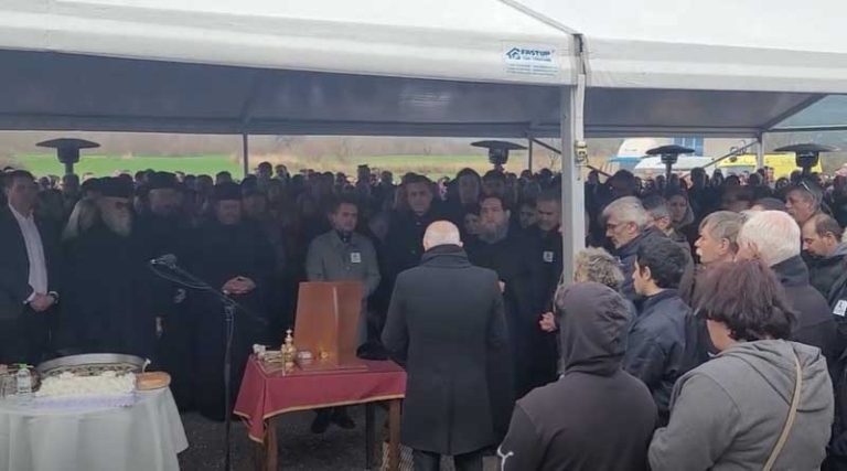 Τέμπη: Ξέσπασε σε κλάματα ο ιερέας που διάβασε τα ονόματα των 57 θυμάτων στο μνημόσυνο