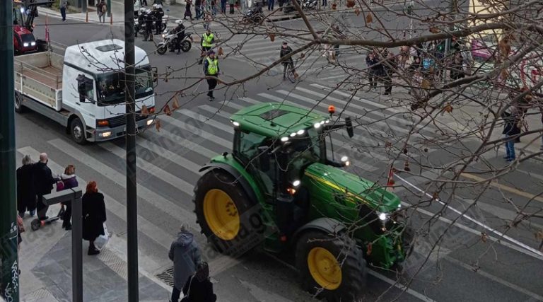 «Βουλιάζει» το Σύνταγμα από τα τρακτέρ – Διακοπή κυκλοφορίας λόγω του συλλαλητηρίου των αγροτών