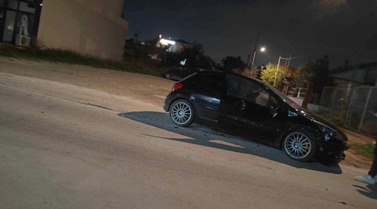 Σοβαρό τροχαίο στην Αρτέμιδα: Μηχανή συγκρούστηκε με αυτοκίνητο – Ένας τραυματίας (φωτό)
