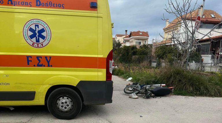 Αρτέμιδα: Αυτοκίνητο συγκρούστηκε με μηχανή – Στο νοσοκομείο ο νεαρός οδηγός (φωτό)