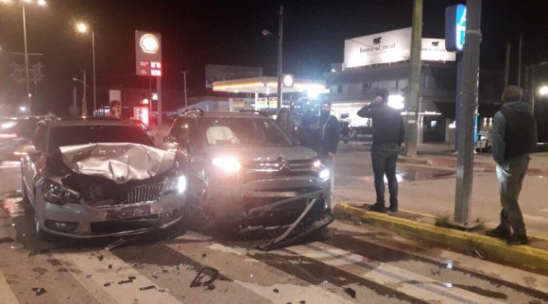 Νέα Μάκρη: Σοβαρό τροχαίο στη διασταύρωση της Λ. Μαραθώνος με τη Διονύσου – Σμπαράλια  δύο αυτοκίνητα! (φωτό)