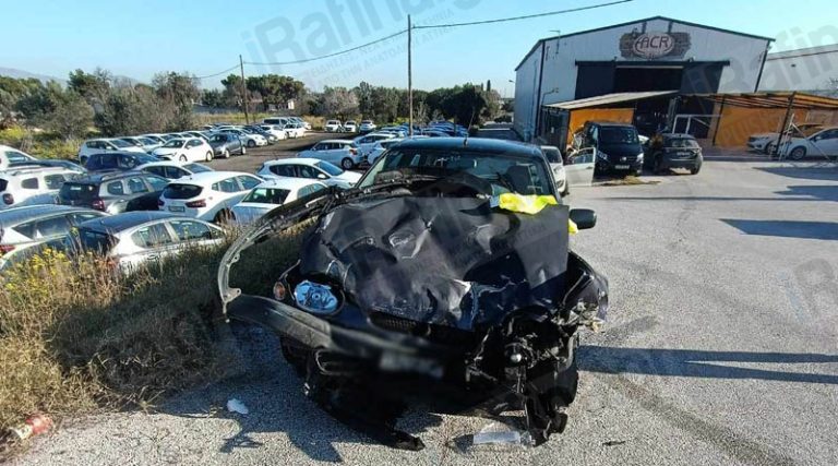 Κορωπί: Τρακτέρ συγκρούστηκε με αυτοκίνητο στη Λ. Παιανίας Μαρκοπούλου! (φωτό)