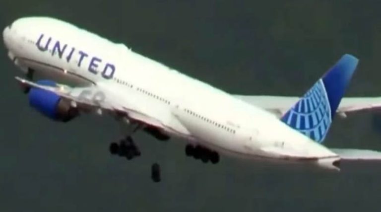Τρομακτικό βίντεο από την στιγμή που πέφτει ελαστικό από αεροσκάφος κατά την απογείωση!