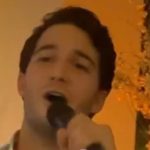 Βίντεο: Ο γιος του Κώστα Καραμανλή και της Νατάσας Παζαϊτη, Αλέξανδρος τραγουδά Στράτο Διονυσίου