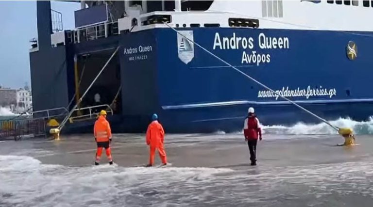 “Μάχη” με τα κύματα στο λιμάνι της Τήνου για το Andros Queen στο δρομολόγιο από τη Ραφήνα (βίντεο)