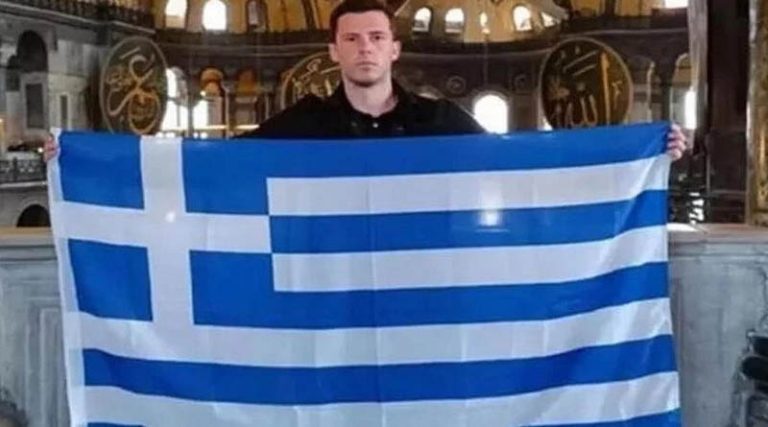 Έντονες αντιδράσεις για τον Έλληνα τουρίστα που άνοιξε την ελληνική σημαία μέσα στην Αγία Σοφία
