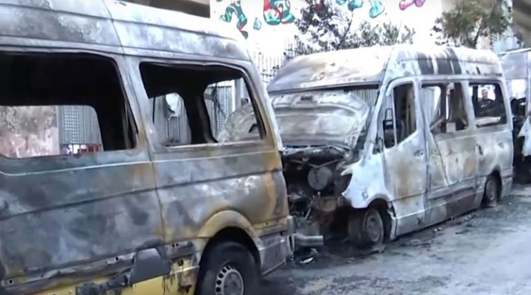 Εμπρηστική επίθεση στου Ζωγράφου – Πυρπόλησαν σχολικά λεωφορεία, αυτοκίνητα  και  μοτοσικλέτες!  (φωτό & βίντεο)