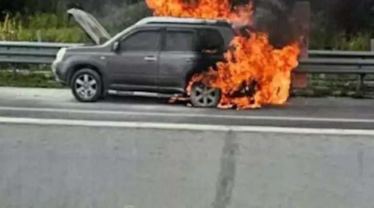 Αυτοκίνητο τυλίχθηκε στις φλόγες στην Εθνική Οδό Κορίνθου – Πατρών