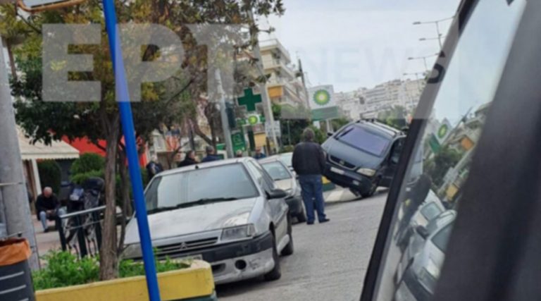 Απίστευτο τροχαίο: ΙΧ καβάλησε παρκαρισμένα αυτοκίνητα